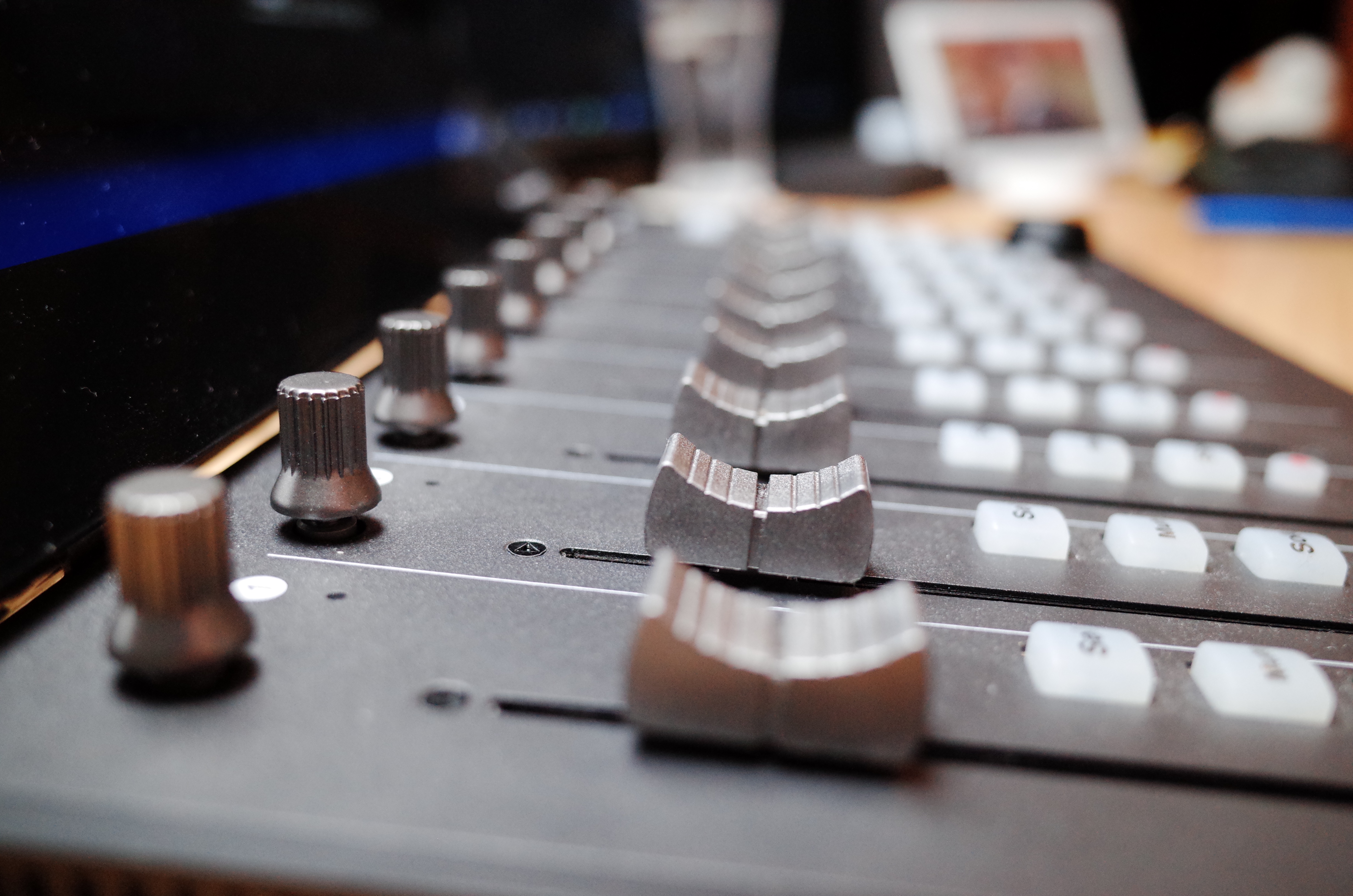 【DTMer必見】ついに見つけた！何にでも繋がるモーターフェーダー搭載MIDIコントローラーiCON Platform m+でDavinciとX32RackとLogicと繋がろう！