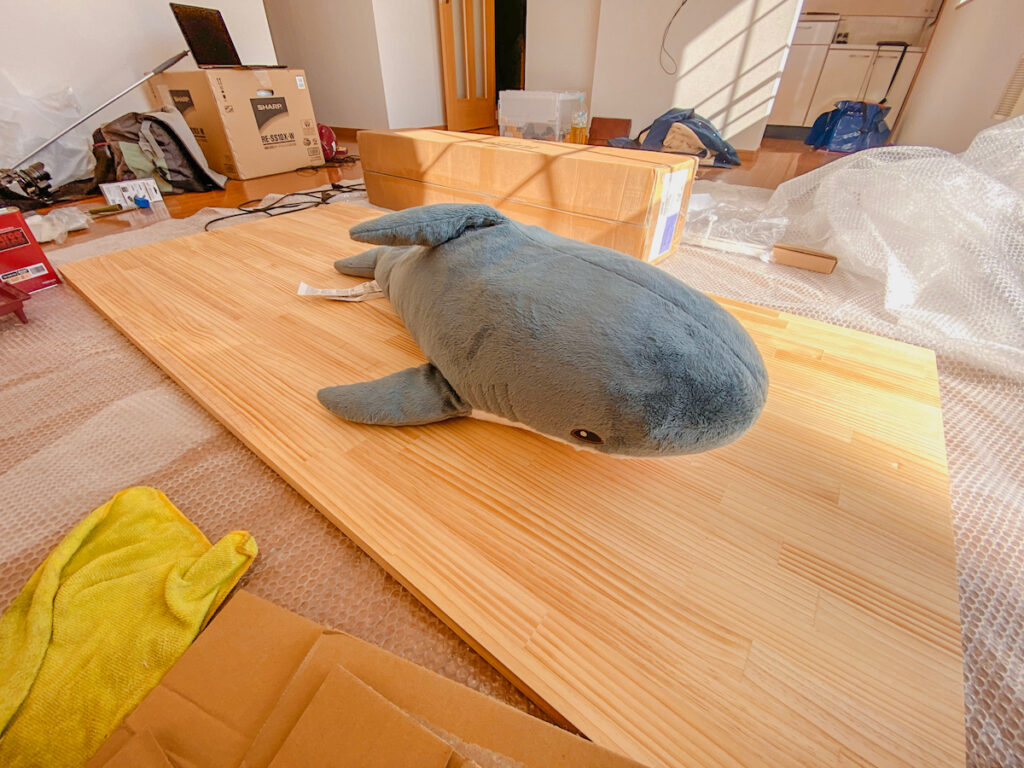 Flexispot純正キャスター後付けレビュー。一人作業の「絶望」と移動の「快感」