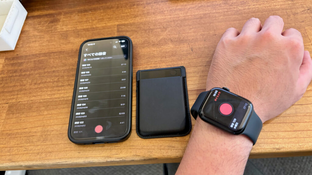 机に置かれたPLAUD Note ProおよびiPhoneと腕に装着したApple Watch