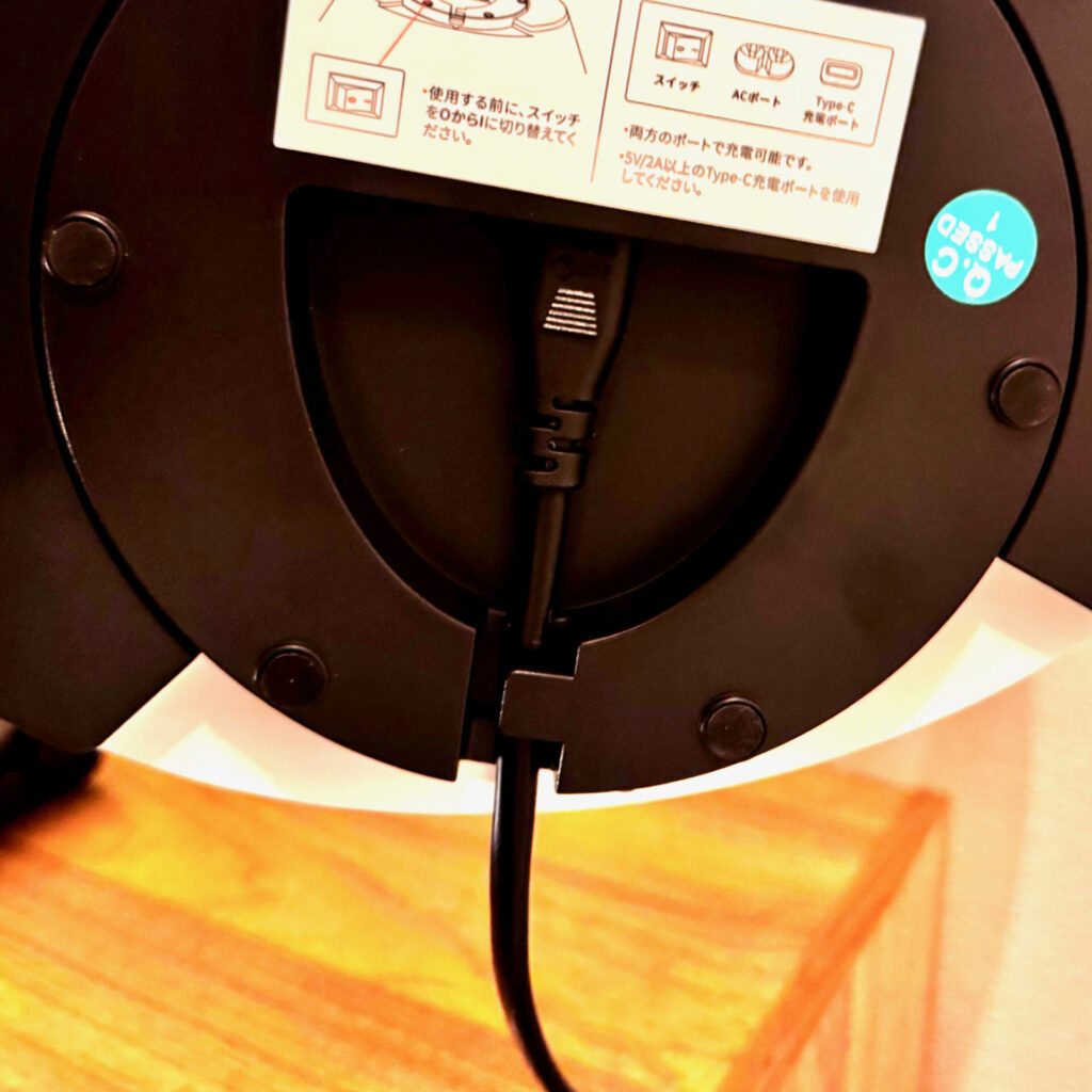 Switchbotサーキュレーター裏面の電源コード接続部分。ケーブル抜け止めの爪がある