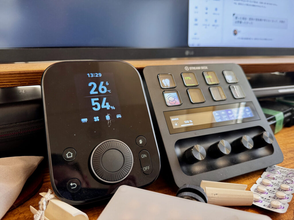 デスク上に置かれたHub 3とStream Deck