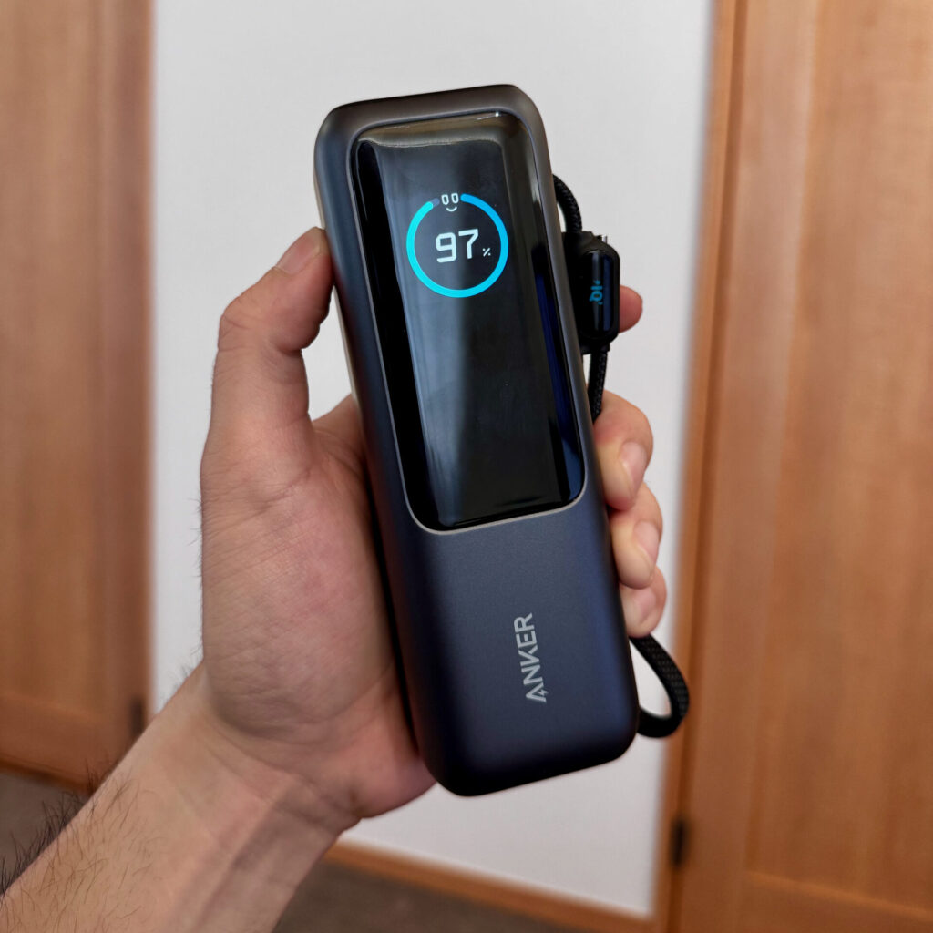 Anker Power Bank本体を手に持った様子