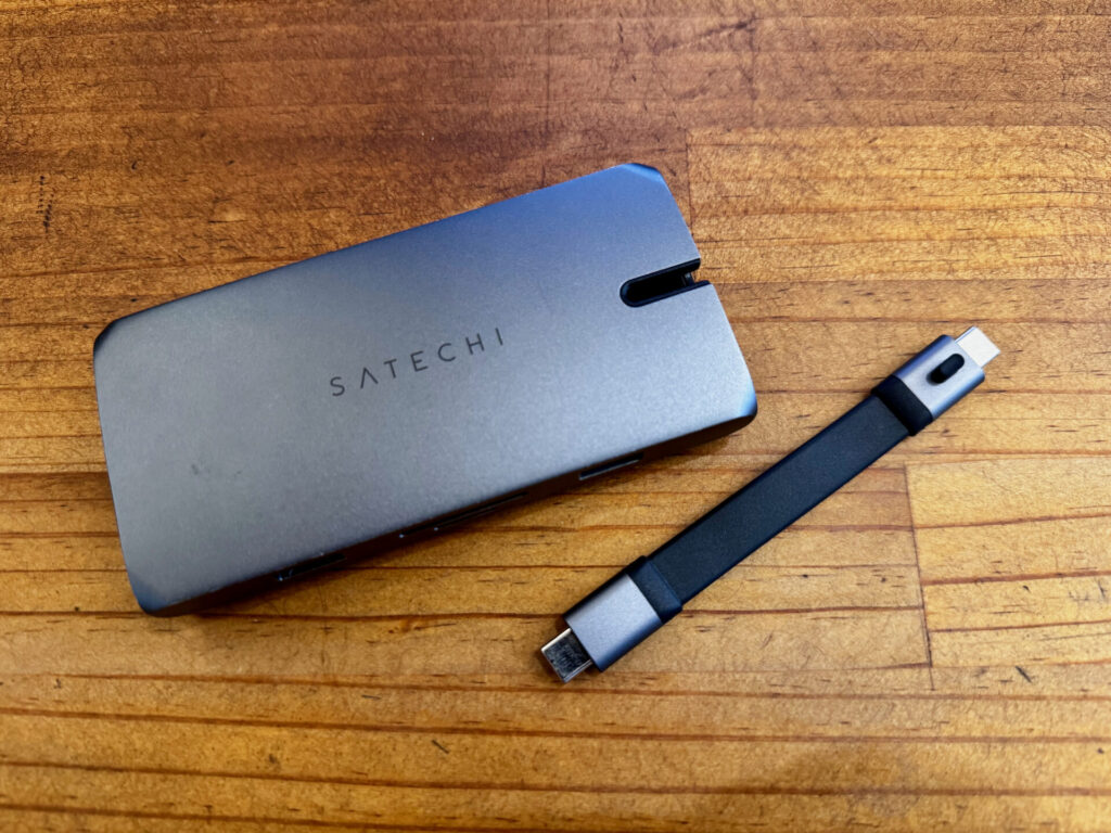 Satechi 9-in-1ドッキングステーションの本体と付属ケーブル