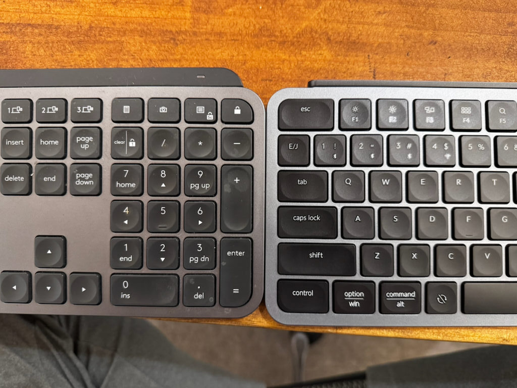 左にMx keys、右にkeychron B6 Proを並べた