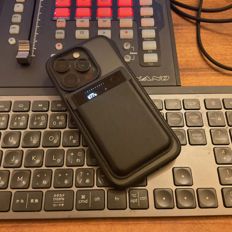 iPhoneの背面にMagSafeで装着したPLAUD NOTE Pro