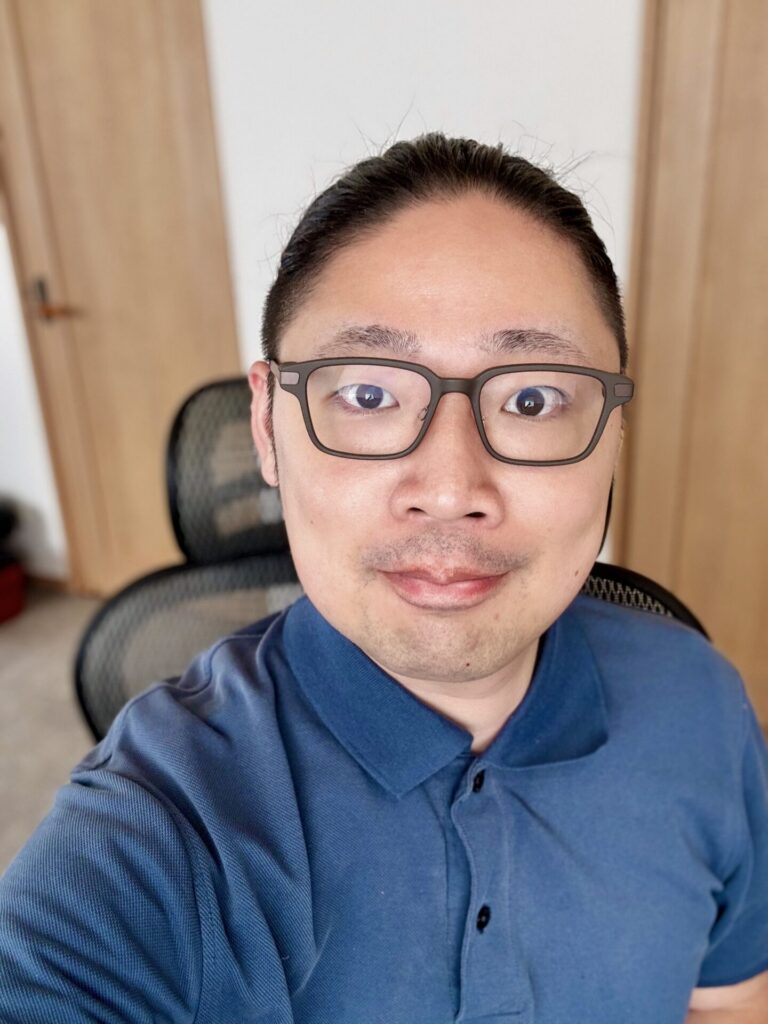 普通のメガネにしか見えないEven G2を装着した本人の正面