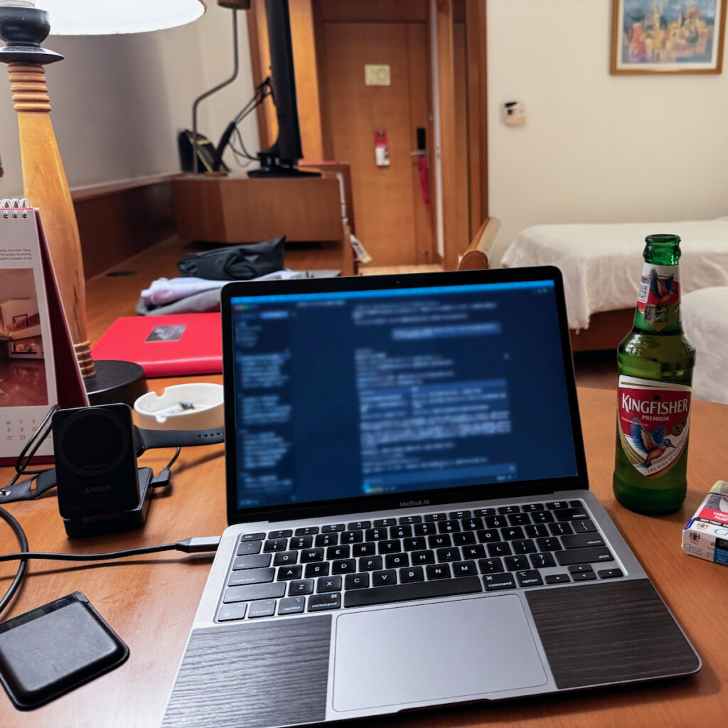 インドのホテルで開いたノートPCの画面にAIチャット画面（CLAUDE）を表示している様子